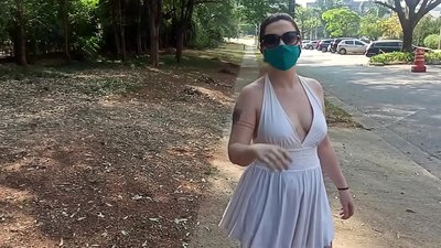 פובליק נאקעטקייט: א מיידל פון רוסלאנד פרובירט ארויסצונעמען די קליידער אין די גאסן פון ריאָ דע דזשאַנעיראָ. זי איז כּמעט אַרעסטירט געוואָרן.